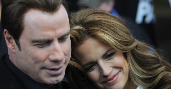 Nem lehet kibírni könnyek nélkül: John Travolta szívfacsaró üzenettel emlékezett meg feleségéről