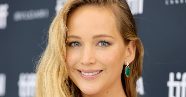 Borítókép: Kopizd le a stílusát: Jennifer Lawrence egy szett alatt ősziessé varázsolta ezt a felkapott nyári darabot