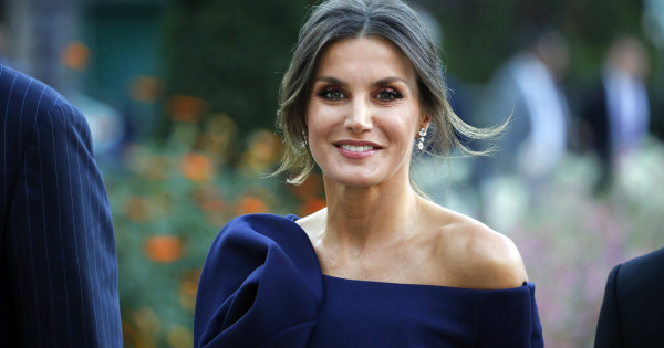 Borítókép: Ezt még Meghan sem merte volna bevállalni! Letícia spanyol királyné látványos ruhaválasztásával megtörte a családi hagyományt