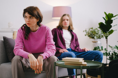 Borítókép: A férjem volt iskolatársa folyton zaklat minket