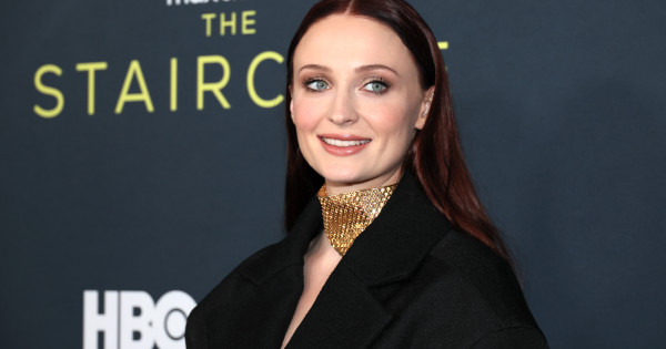 Borítókép: Sophie Turner új frufruja lehet az idei tél egyik legnagyobb trendje