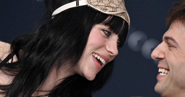 Borítókép: Meghökkentő szerelésben debütált Billie Eilish és 11 évvel idősebb párja a vörös szőnyegen