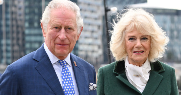 Borítókép: Hihetetlen, de igaz: Nem akármivel dobálták meg III. Károly királyt és Kamilla királynét yorki látogatásuk során - VIDEÓ