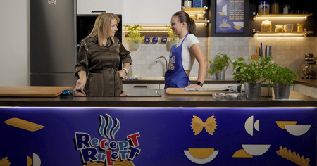 Borítókép: Finom receptek egy kis csavarral: főzős vetélkedőn teszteli a celebeket Gáspár Bea