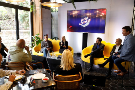 Borítókép: Vezess úgy, hogy anyukád büszke legyen rád! 