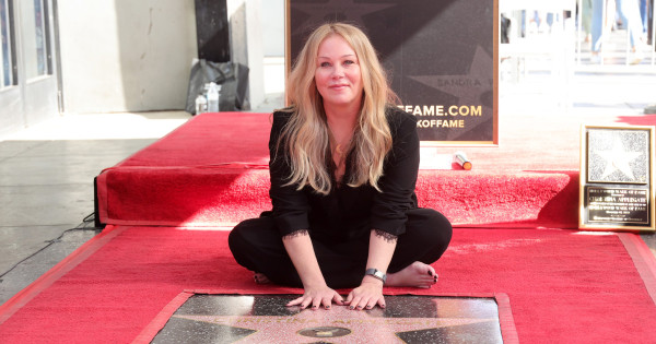 Borítókép: Mezítláb, bottal jelent meg a nyilvánosság előtt a gyógyíthatatlan beteg Christina Applegate