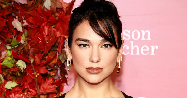 Borítókép: Kiverte a biztosítékot! Dua Lipa szoknyája gyakorlatilag olyan rövid, hogy lényegében inkább egy öv