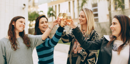 Borítókép: Napi horoszkóp november 16.: a Nyilasok jó eséllyel darázsfészekbe nyúlnak egy bizonyos témát illetően, a Halak nagy álmokat dédelgetnek