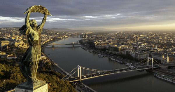Borítókép: Fővárosunk rejtett titkai: 10 különleges történet a 149. születésnapját ünneplő Budapestről