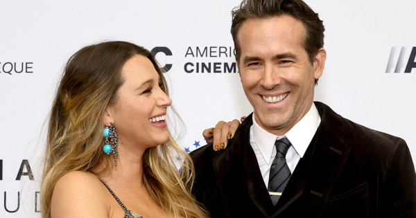 Borítókép: Neki semmi sem szent? Ryan Reynolds születendő gyermekével trollkodott, ettől már Blake Lively-nak sem őszinte a mosolya