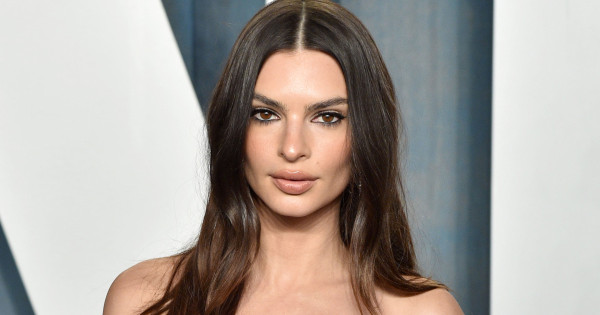 Borítókép: Azta! Emily Ratajkowski láttán elhisszük, hogy egy szuperszexi cipőtrend még akár praktikus is lehet