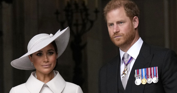 Borítókép: Egy II. Erzsébet királynőhöz közel álló személy meglepő dolgokat mesélt Meghan Markle és Harry herceg viselkedéséről