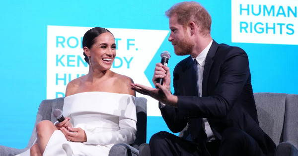 Borítókép: Meghan Markle szinte teljes egészében lemásolta Katalin hercegné szettjét: angyalként tündökölt a kamerák előtt