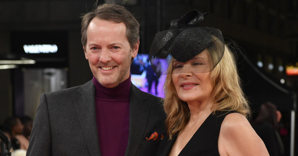 Borítókép: Kim Cattrall kitett magáért - Vörös szőnyeges szettjével mindenkit maga mögé utasított