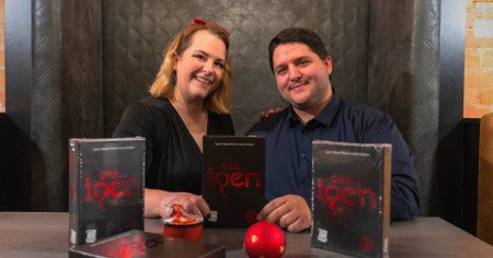 Borítókép: Ohh... Igen? Ez a magyar házaspár készítette az ország legpikánsabb, tabudöngető felnőtt társasjátékát!