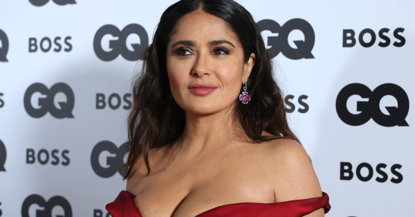 Borítókép: Salma Hayek fűzőben mutatta meg csodás alakját: őrületes formában van