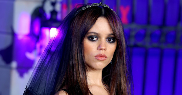 Borítókép: Előtte-utána: Így alakult át Jenna Ortega fogacsi kislányból gótikus stílushercegnővé