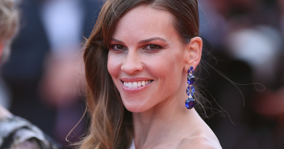 Terhes pocakot mutatott Hilary Swank: 48 évesen hamarosan kétgyermekes anyuka lesz