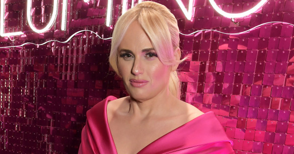 Borítókép: Rebel Wilson 1 hónapos kislányával posztolt közös fotót: különleges helyre utaztak az ünnepek idejére