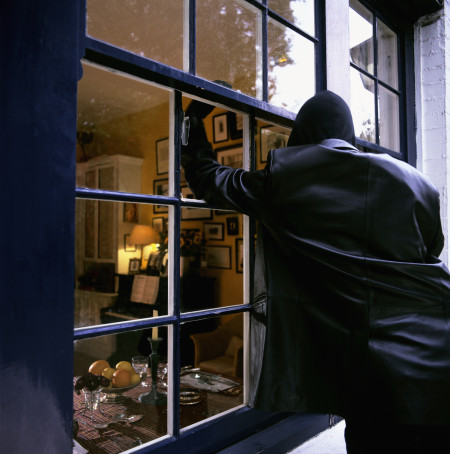 Borítókép: A karácsonyi ünnepek alatt sem tétlenkednek a betörők