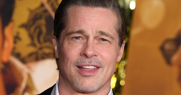 Borítókép: Micsoda gének! A 60 éves Brad Pitt nyaralós fotói zavarba ejtően szexire sikerültek