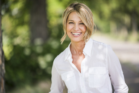 Borítókép: Nem attól maradsz szép, ha szétműtteted magad – a szakember segít megmutatni, hogy a nők 35 felett is ragyoghatnak 