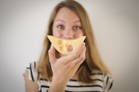 Borítókép: Hogyan marad a megkezdett sajt folpak nélkül is sokáig friss? 