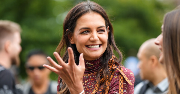 Borítókép: Megosztó és kihagyhatatlan: Katie Holmes új szintre emelte a 2000-es évek elfeledett trendjét