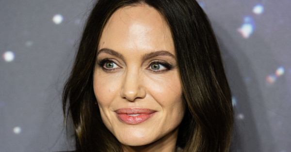 Borítókép: Micsoda duplázás! Angelina Jolie több mint 25 évvel később is ugyanarra az összeállításra szavazott és még mindig tökéletes