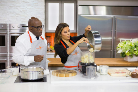 Borítókép: Sztárok, akik szeretik a hasukat és a konyhaművészetbe is nyakig alámerülnek