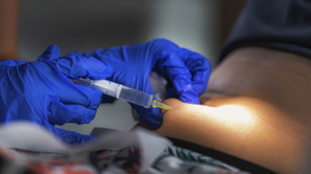 Borítókép: Veszélyben a cukorbetegek gyógyszerellátása az új fogyókúra trend miatt: A diabéteszeseknek való injekcióval fogynak egyre többen