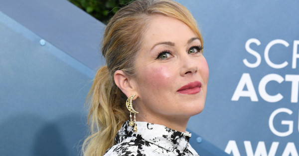 Borítókép: Tényleg plasztikai baleset áldozat lett? A szklerózis multiplexszel diagnosztizált Christina Applegate keményen visszaszólt az arcát kritizálóknak
