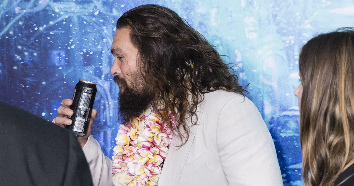 Jason Momoa sört iszik