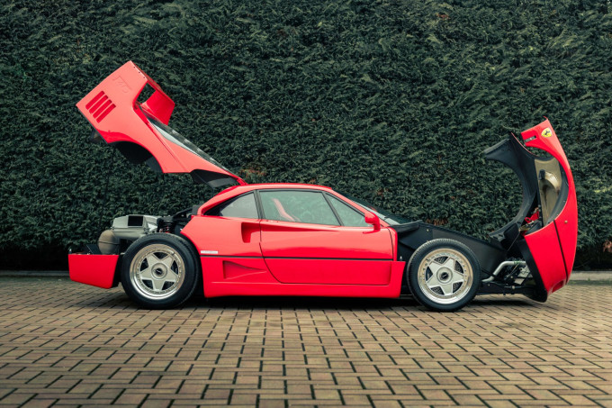 Ferrari F40 oldalnézet