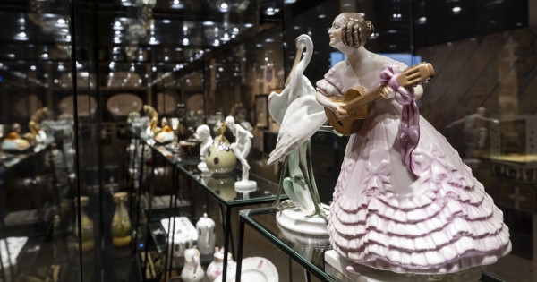 Borítókép: Tudtad? Még Viktória királynő is Herendi-készletet használt - Megnéztük a „Magyar EXPO sikerek” kiállítást