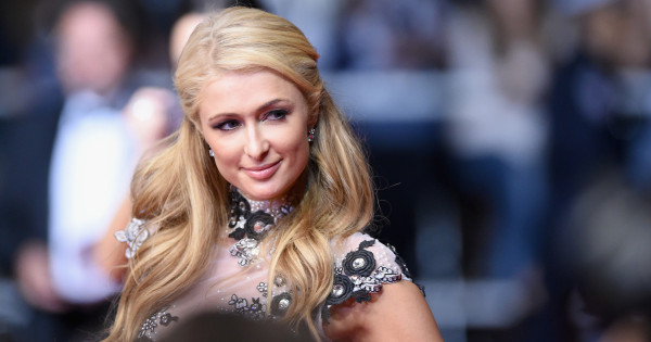 Borítókép: Paris Hilton a legnagyobb titokban édesanya lett: az első képet is megosztotta gyermekéről