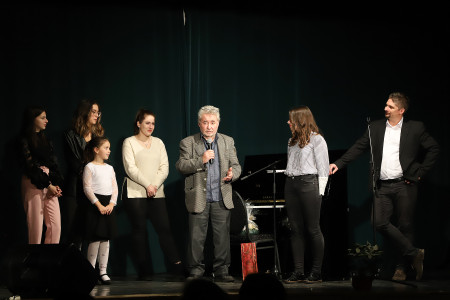 Borítókép: Akinek mondandója van a közösségéhez, vágjon bele és írja meg: gyógyít és egyfajta lelki terápia ez