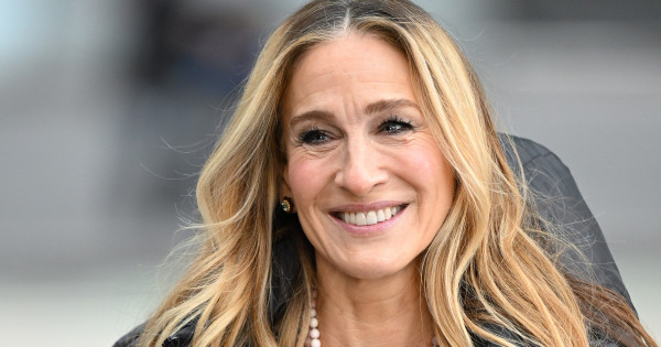 Borítókép: Imádjuk! SJP bebizonyította, hogy ezt a csúnya mintát igenis lehet stílusosan viselni