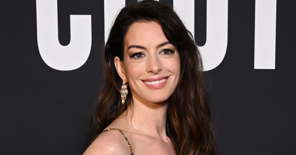 Borítókép: Anne Hathaway már most viseli 2023 egyik legnagyobb cipőtrendjét, ami minden összeállítást felejthetetlenné tesz!