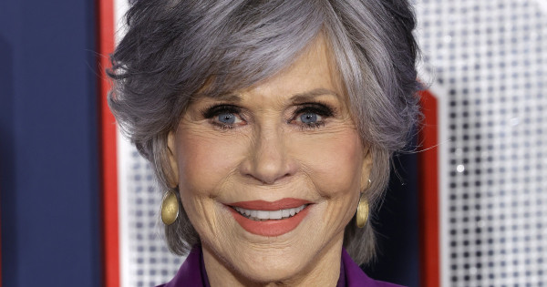 Borítókép: A 85 éves Jane Fondát nem akármelyik szingli sztárpasi oldalán csípték el a fotósok