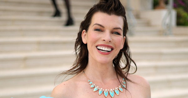 Borítókép: Milla Jovovich kislánya 3 éves lett: a közös fotójuk bizonyítja, mennyire hasonlítanak egymásra