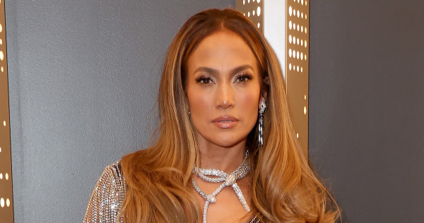 Borítókép: Jennifer Lopez élete egyik legszebb ruhájában lépett a vörös szőnyegre! Mutatjuk a 2023-as Grammy legcsodásabb szettjeit