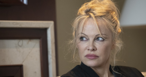 Borítókép: Molesztálás és bántalmazás! Pamela Anderson szomorú gyerekkorának döbbenetes titkairól mesélt