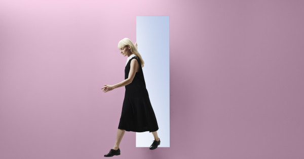 Borítókép: 10+1 ok, amiért soha ne húzz ujjat azokkal a nőkkel, akik csak fekete ruhákat hordanak