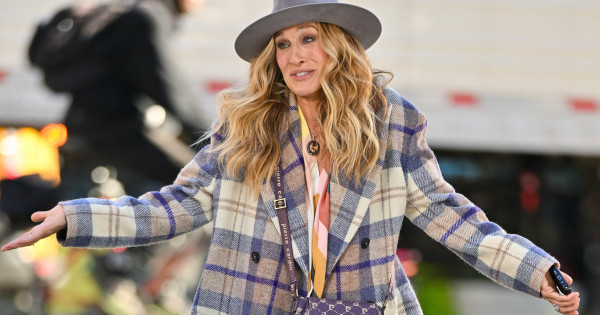 Borítókép: Nem káprázik a szemed! Sarah Jessica Parker 23 évvel később újfent bebizonyította, hogy érdemes a divatszabályokon túllépni