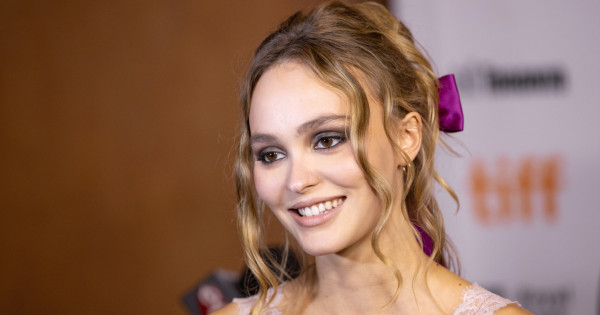 Borítókép: De mit szól ehhez Johnny Depp? Lily-Rose Depp félmeztelenül pózol legújabb képein