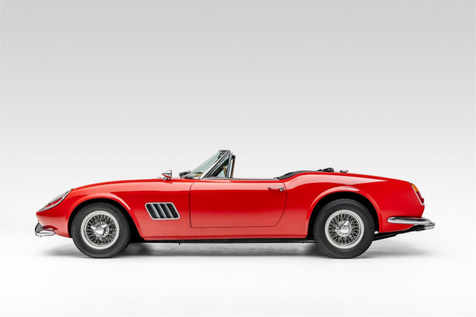 Modena Spyder California oldalról