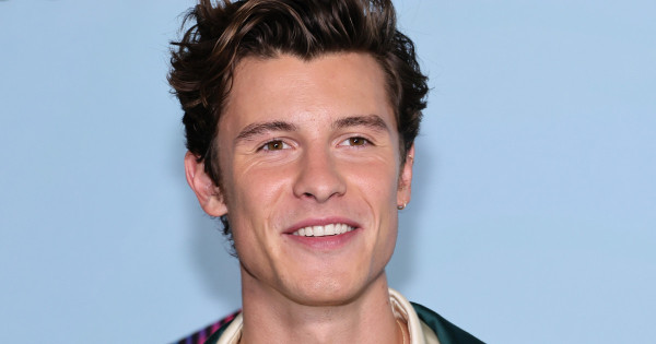 Borítókép: Nem is lehetne boldogabb 27 évvel fiatalabb szerelmével! Shawn Mendes és 51 éves barátnője együtt mutatkozott - FRISS FOTÓ 