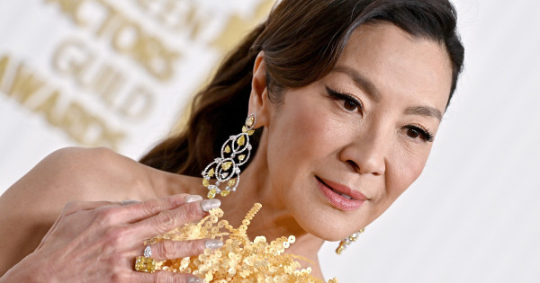 Borítókép: A 60 éves sztárt már nyugdíjazta Hollywood a kora miatt, ám Michelle Yeoh bebizonyította, ez nagy hiba volt