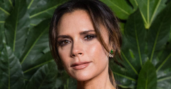Borítókép: Victoria Beckham fiatalító sminktrükkje, amivel te is évet letagadhatsz a korodból